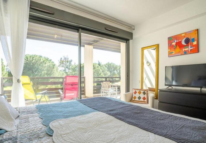 Vert Paradis - Vue Apaisante Sur Golf, Pins Parasols, 2E Etage - 80 M2 Dont Terrasse Avec Pergola, 2 Chambres, 3Et Iles, 3 Clim, Wifi - Piscine, Parking Et Park A Velos, Ascenseur - En Option Linge, Menage - Pistes Cyclables, Mer A Proximite Saint-Cyprien  Luaran gambar